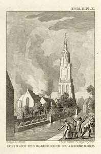 200053 Gezicht op de Westsingel met de Onze Lieve Vrouwenkerk te Amersfoort uit het noordwesten tijdens een brand in de ...